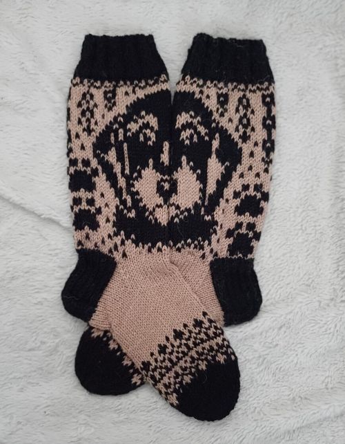 Karkeakarvainen mäykky-sukat, neuleohje