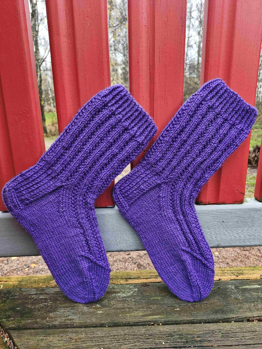 Mökkitie-villasukat, neuleohje