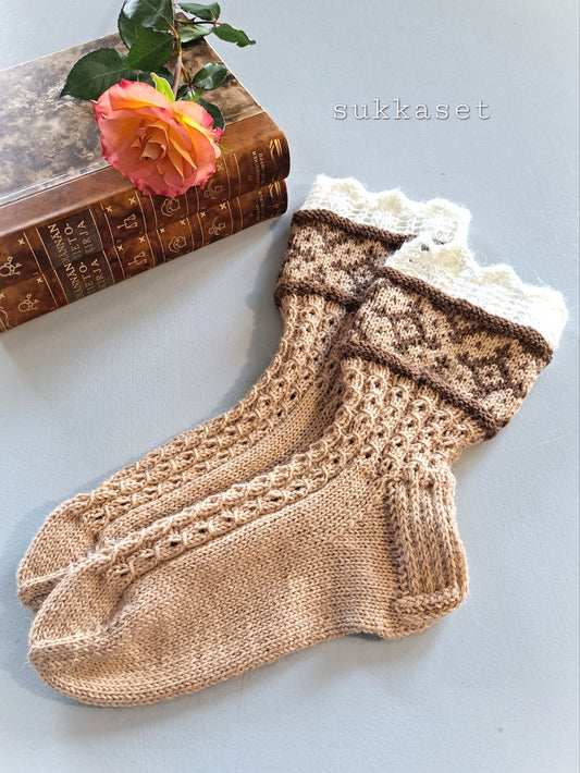 Kaunis arki-villasukat, neuleohje