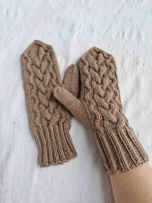 Omalla polulla-palmikkolapaset, neuleohje