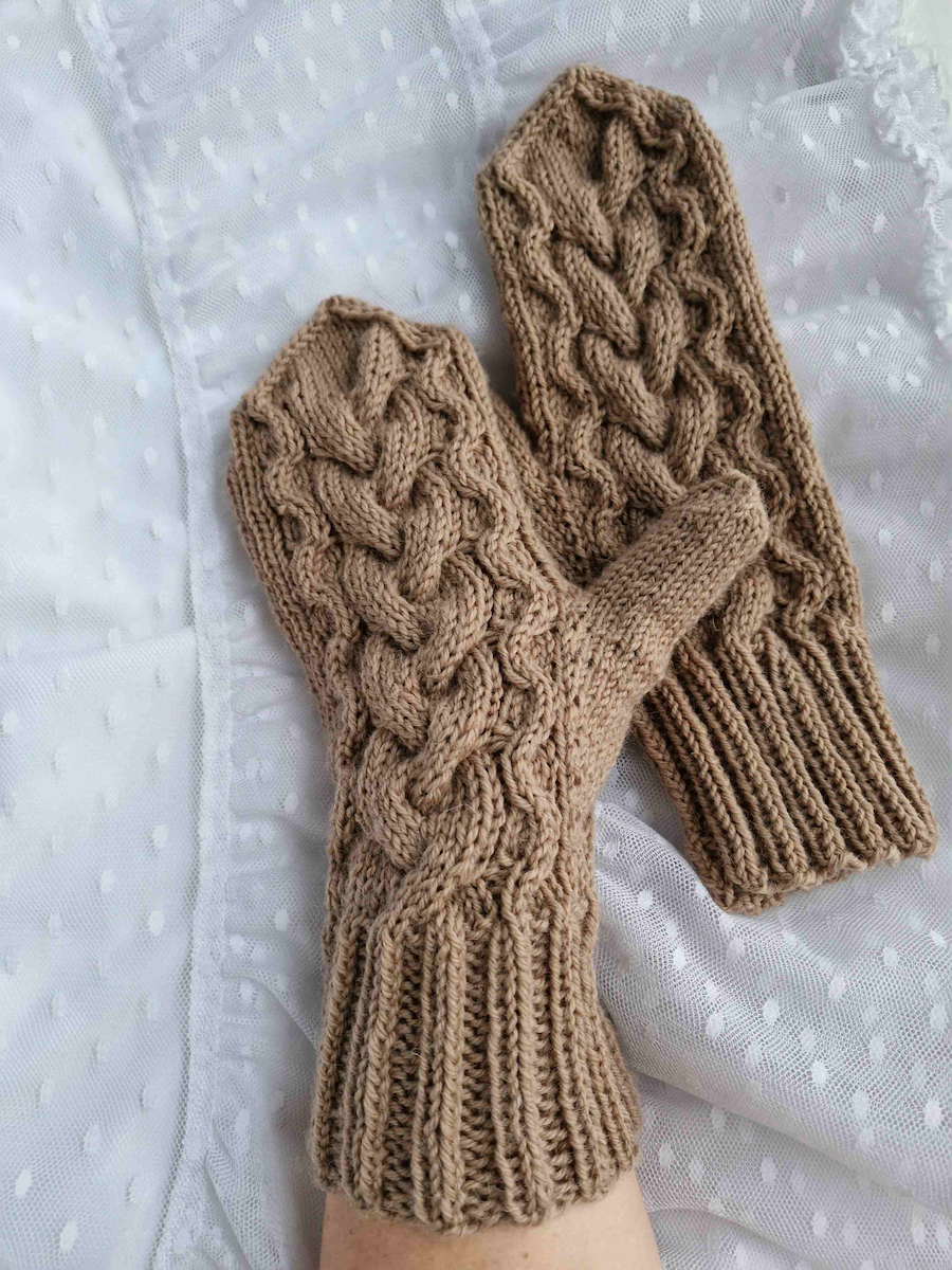 Omalla polulla-palmikkolapaset, neuleohje