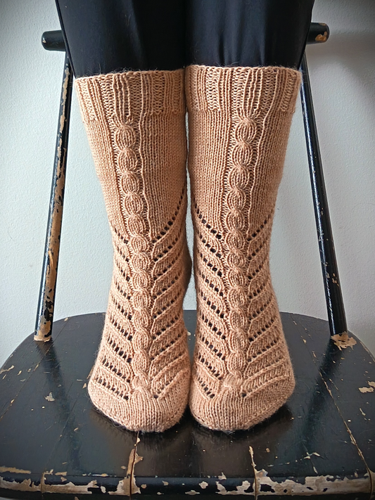 Virtaus-sukat, neuleohje