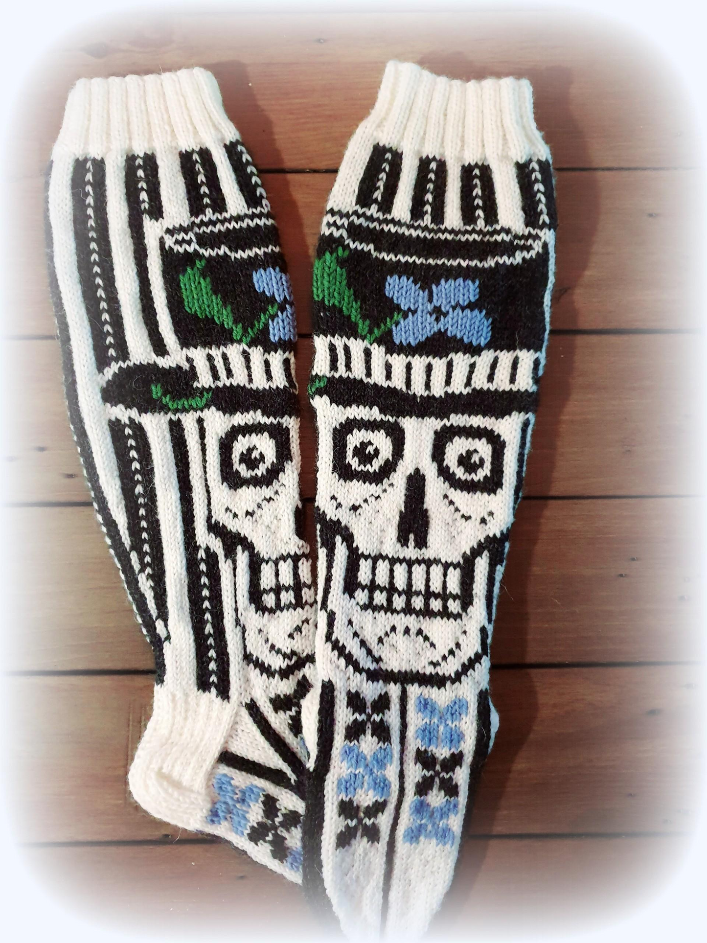 Yhdessä hautaan saakka-kirjoneulesukat, neuleohje