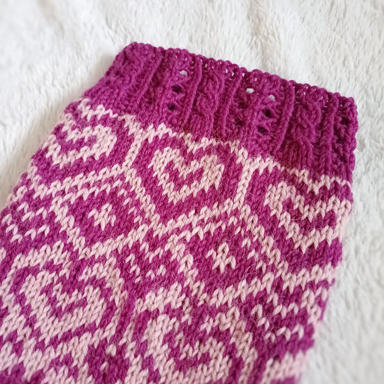 Frostyknitsin Ystävänpäiväsukat 2024, neuleohje