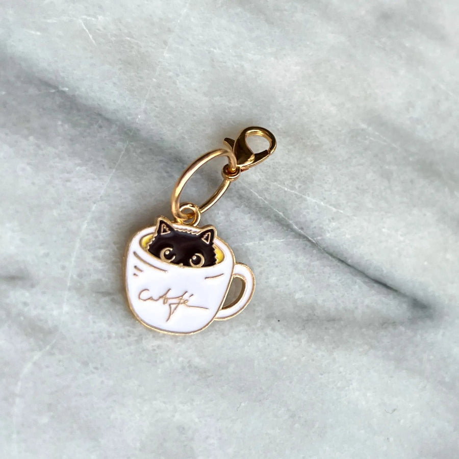 Silmukkamerkki, Kissa kupissa