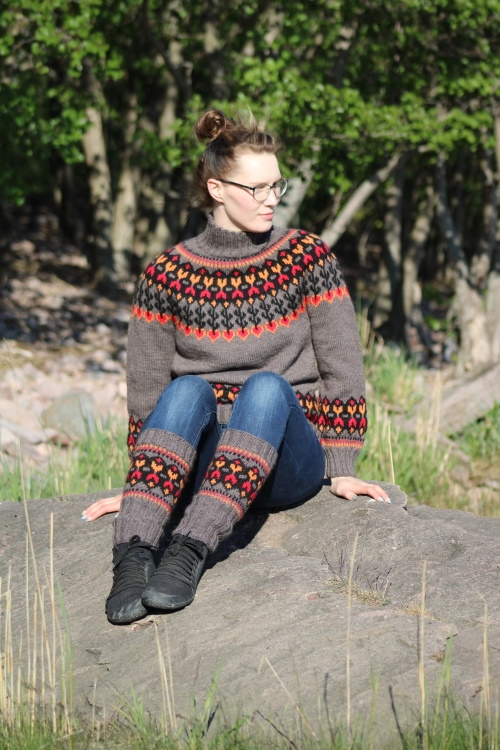 Maaruska-kaarrokeneule ja -säärystimet, neuleohje