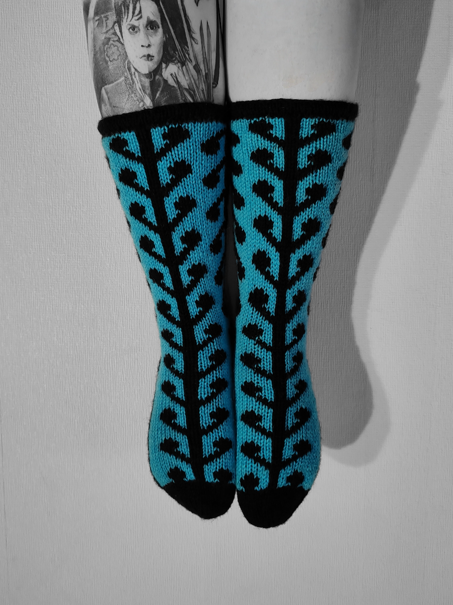 Marraskuun varjot-kirjoneulesukat, neuleohje