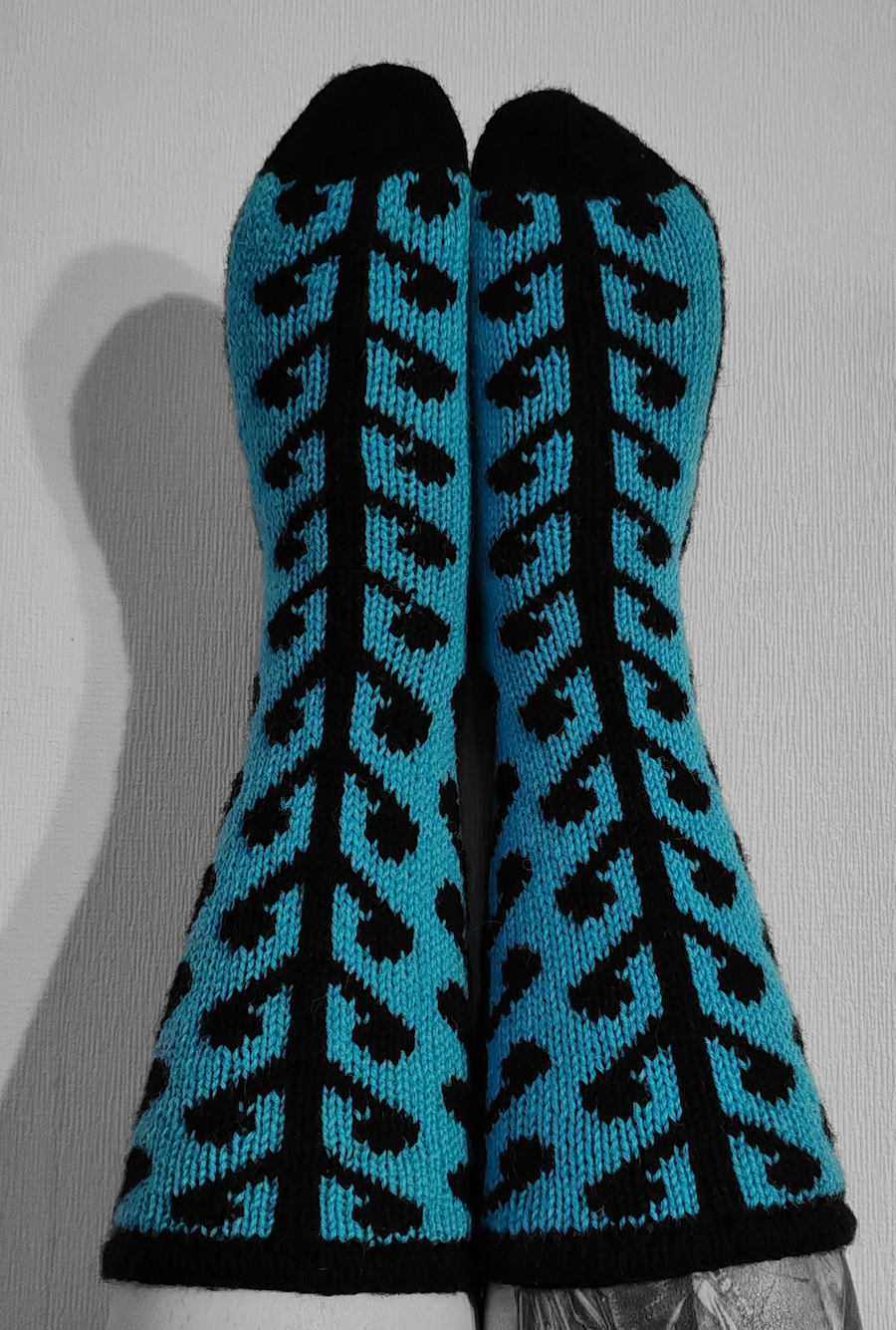 Marraskuun varjot-kirjoneulesukat, neuleohje