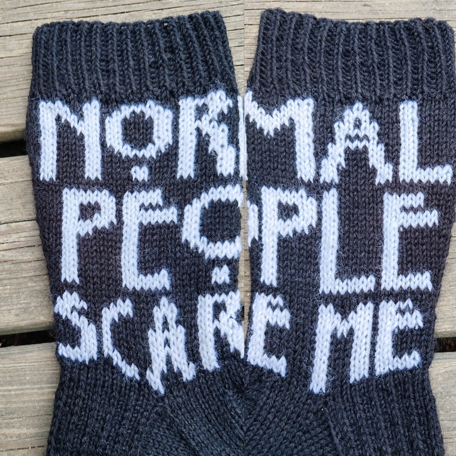 Normal people-kirjoneulesukat, neuleohje
