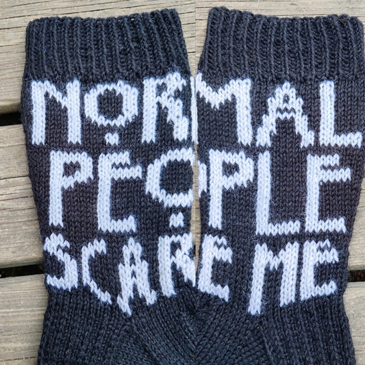 Normal people-kirjoneulesukat, neuleohje