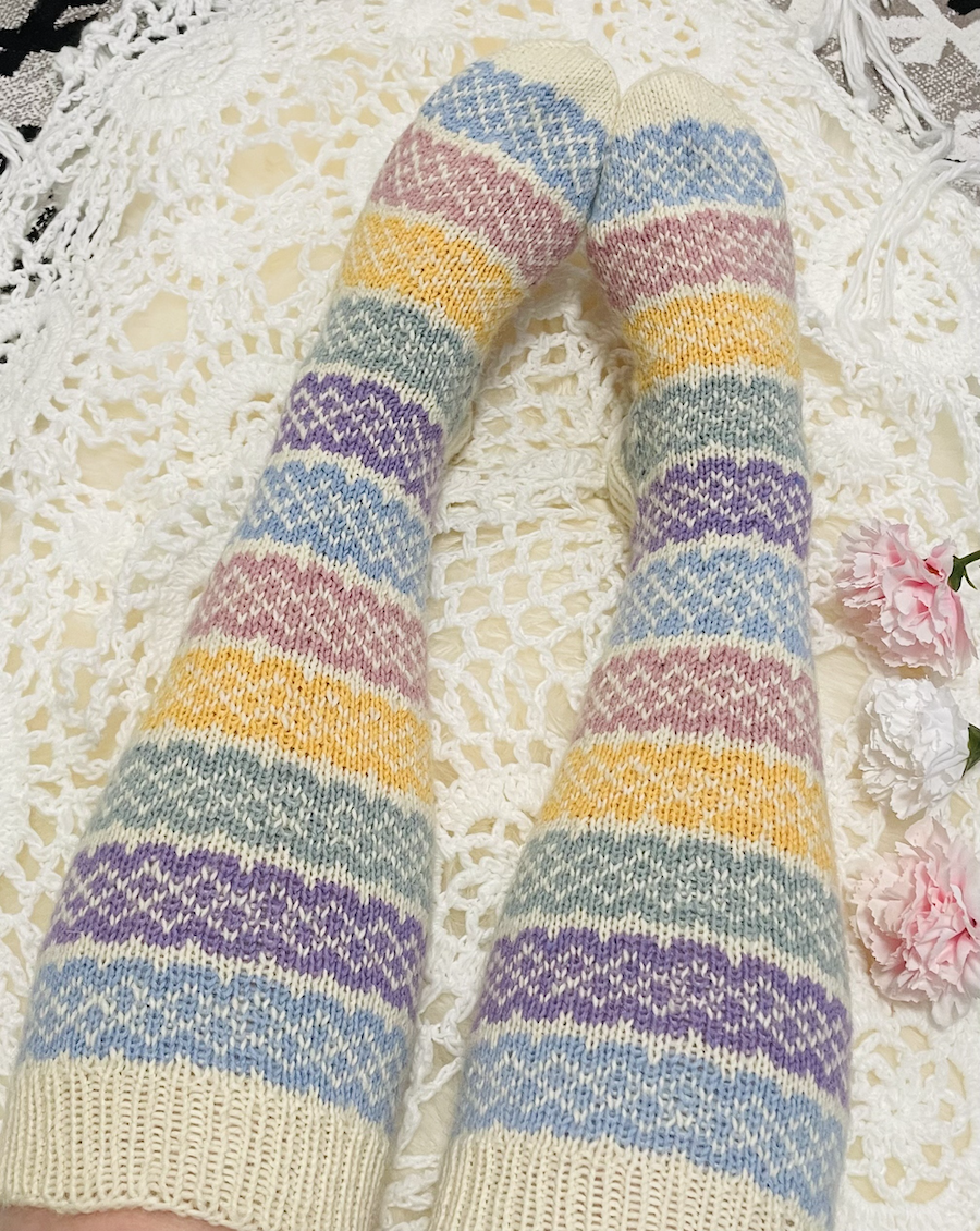 Pastellipitsi-kirjoneulesukat, neuleohje