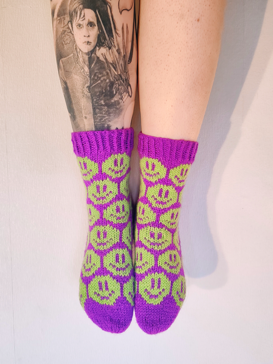 Smiley face-kirjoneulesukat, neuleohje