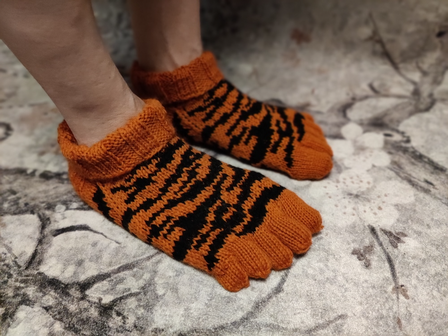 Tiikerin tassut-varvassukat, neuleohje