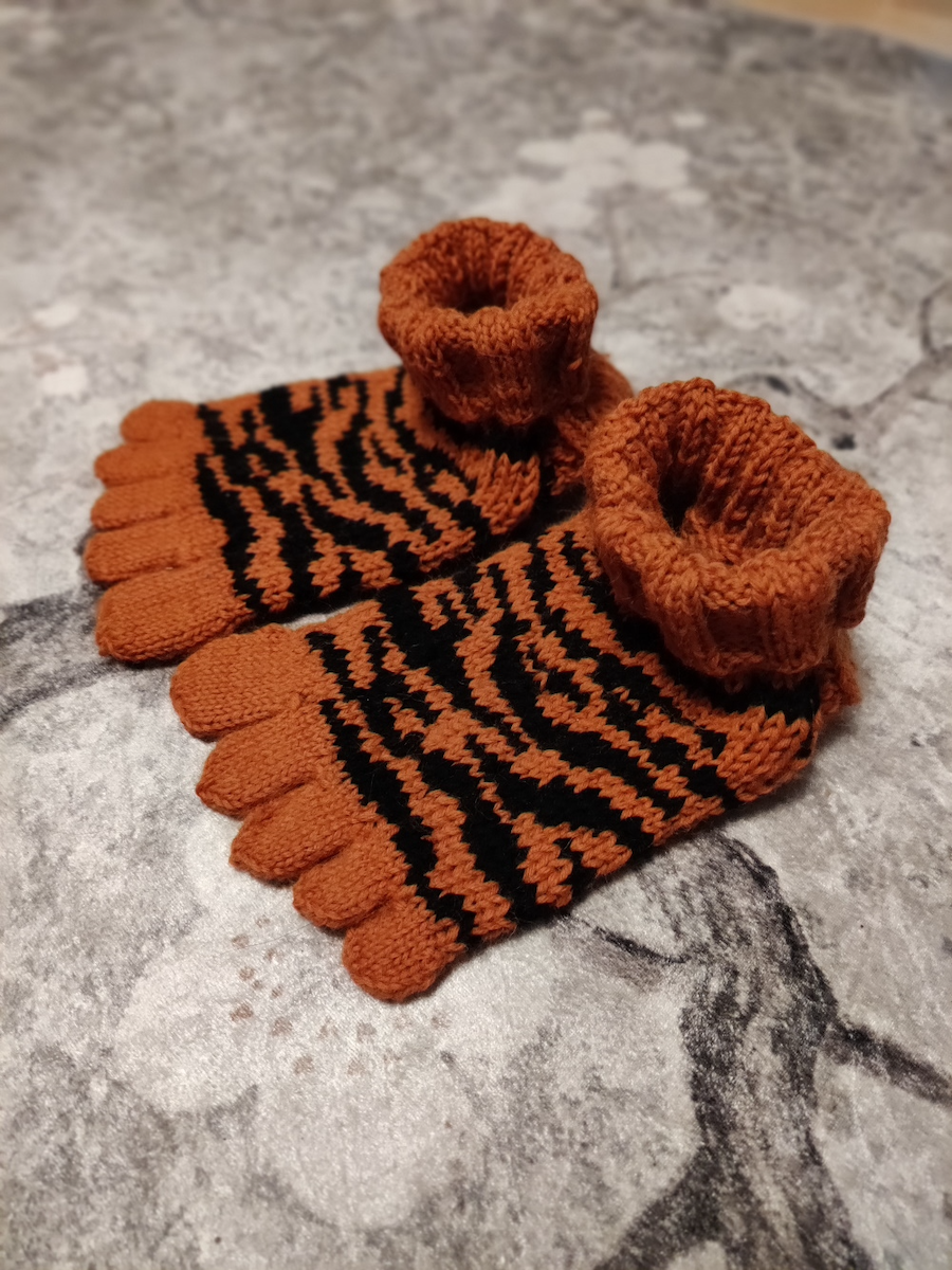 Tiikerin tassut-varvassukat, neuleohje