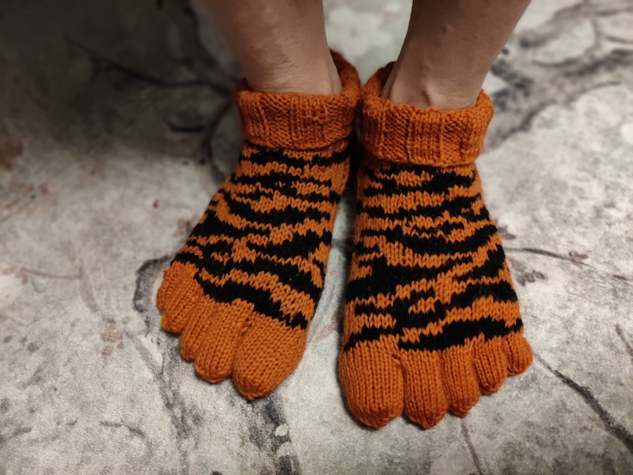 Tiikerin tassut-varvassukat, neuleohje