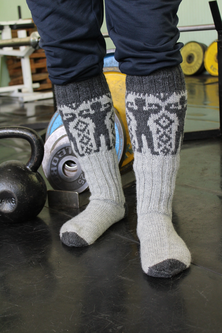 Voimamies-kirjoneulesukat, neuleohje