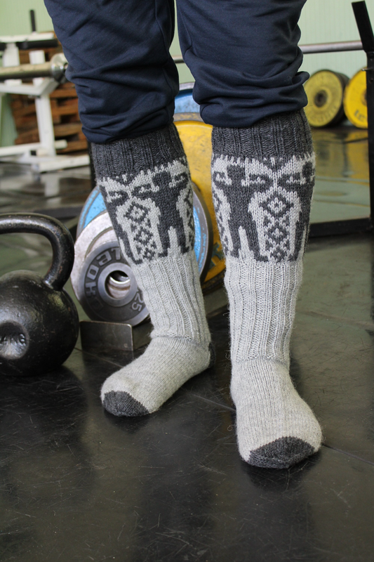 Voimamies-kirjoneulesukat, neuleohje