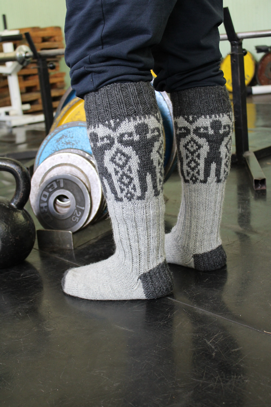 Voimamies-kirjoneulesukat, neuleohje