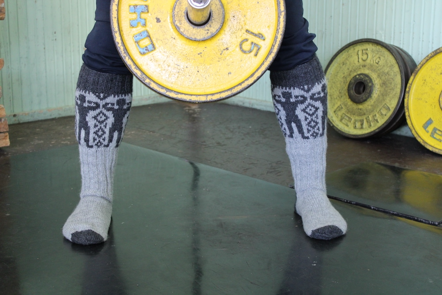 Voimamies-kirjoneulesukat, neuleohje